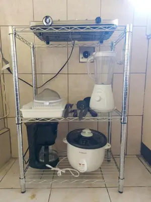 a shelf with a blender and other kitchen items at A 5 minutos del aeropuerto in Alajuela City