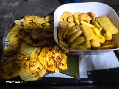 a container of food and a bowl of potato wedges at Reserva y Estancia Robles Mimosos Lodge in Cartago