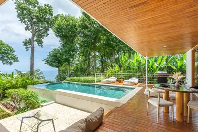 an infinity pool in a house with a table and chairs at Villa Laia - Santa Teresa in Santa Teresa Beach