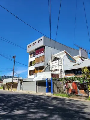 a building on the side of a street at Edificio El Barrio Vertical in San José