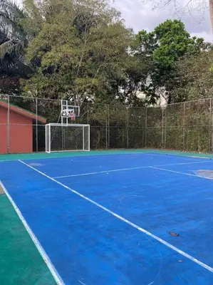 a blue tennis court with a net on it at Villa Lapa in Agujas