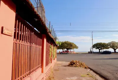 a fence on the side of a building next to a street at Apartamentos Estudio Junto al Mar in Puntarenas