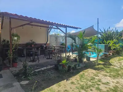 a patio with a table and chairs and plants at Casa Luna, espacio moderno y acogedor in Liberia