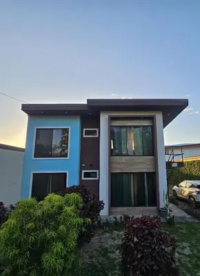 a small house with a door and a window at Casa Luna, espacio moderno y acogedor in Liberia