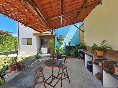 an outdoor patio with stools and a table and chairs at Casa Luna, espacio moderno y acogedor in Liberia
