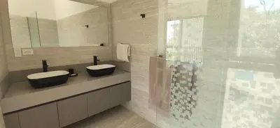 a bathroom with two sinks and a mirror at Incroyable Villa HermoSamara in Sámara