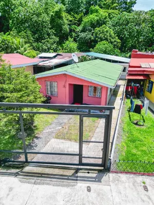 a house with a gate in front of a yard at La Fortuna Donwtown Dreams in Fortuna