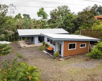 a small house in the middle of a yard at La Casa del Tío Carlos in San Pedro