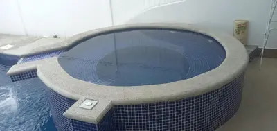 a large blue tiled bath tub in a bathroom at Casa de playa Herradura con piscina y jacuzzi in Puntarenas