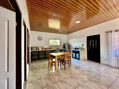 a kitchen with a table and chairs in a room at Casa Paraiso Parrita in Parrita