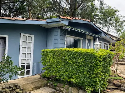 a blue house with a hedge in front of it at Hermosa Cabaña en Cartago! Cabaña Providencia! in Cartago