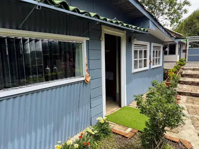 a blue house with a door and a yard at Hermosa Cabaña en Cartago! Cabaña Providencia! in Cartago