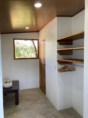 a room with a door and a window and a shelf at Nido Aracari in San Pedrillo