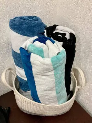 a basket filled with towels in a wall at Nido Aracari in San Pedrillo