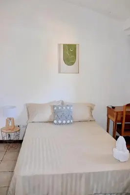 a bedroom with a bed and a table at Frente al mar lof in Puntarenas