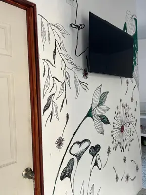a wall with a drawing of flowers on it at Buganvilla No 4 Aire acondicionado in Quepos