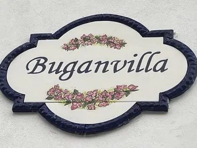 a sign that reads biryani on a wall at Buganvilla No 4 Aire acondicionado in Quepos